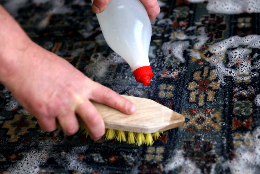 Teppich wird mit Hand gewaschen
